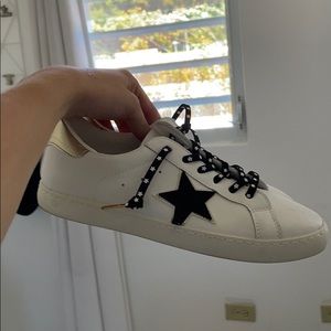 Cute lookalike golden goose🤍